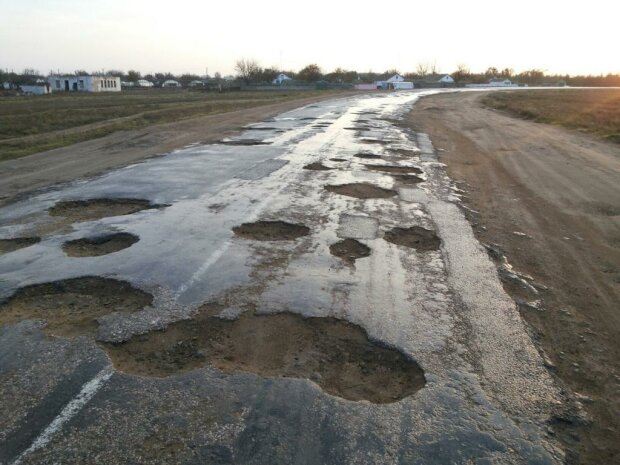 Как выглядит дорога к курорту Азовского побережья. ВИДЕО