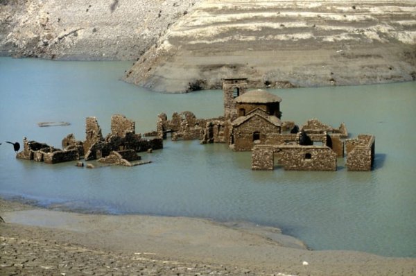 В Италии планируют осушить озеро, чтобы показать туристам средневековую деревню