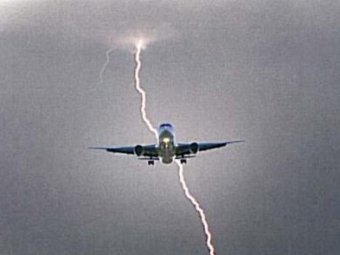 Молния попала в самолет, летевший из Симферополя в Москву