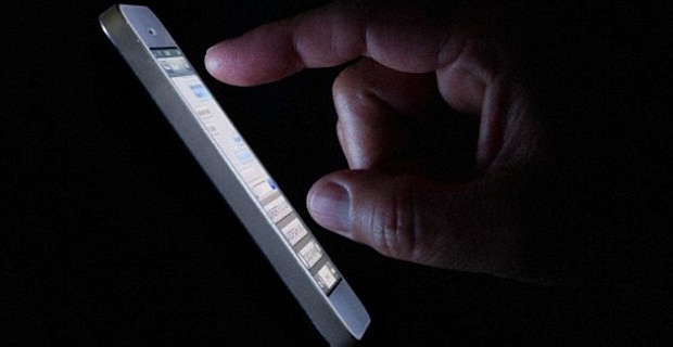 Почему не стоит читать со смартфона в темноте