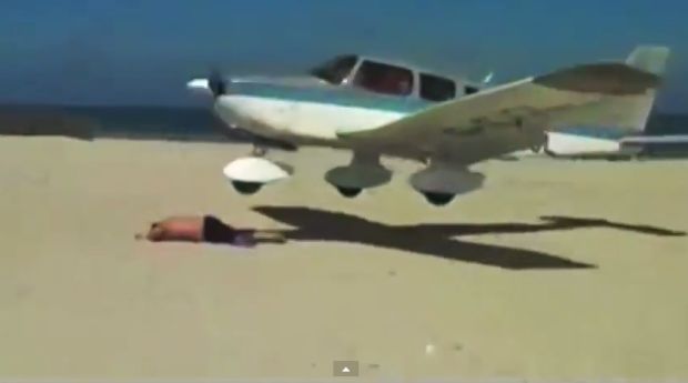 В Германии самолет во время приземления едва не раздавил пляжника