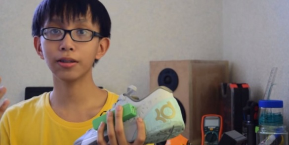 Подросток создал обувь, которая умеет заряжать смартфон  