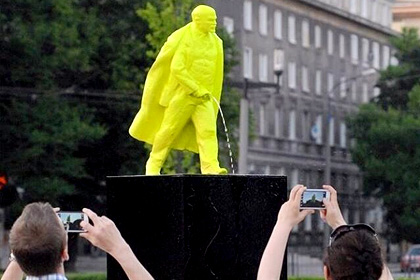 В Польше появился памятник писающему Ленину