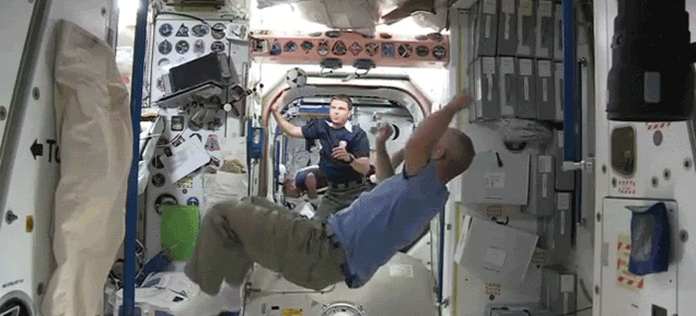 Астронавты NASA в невесомости сыграли на МКС в футбол 