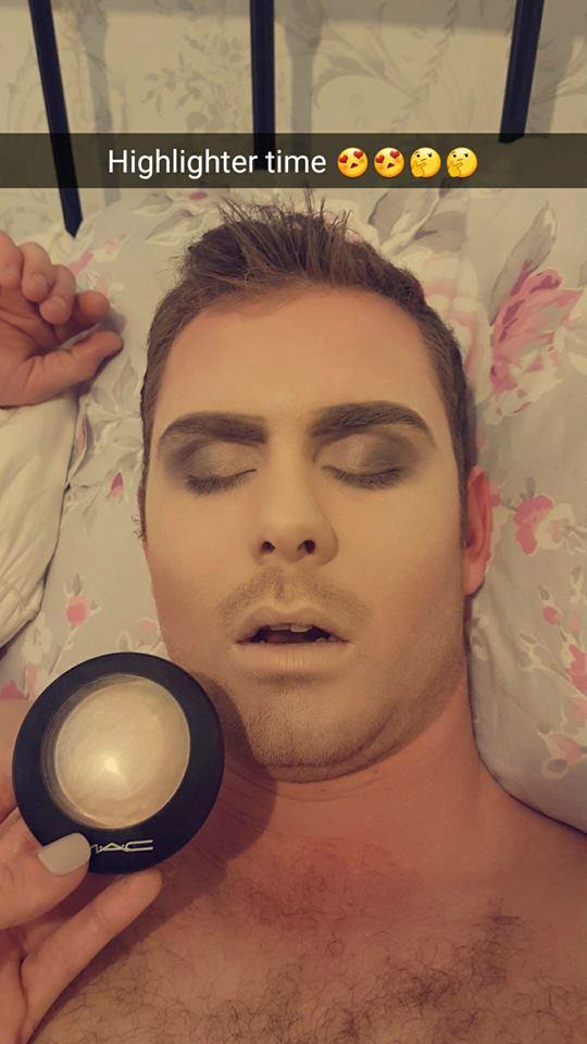 Спящий красавиц: девушка сделала необычный макияж парню (ФОТО)