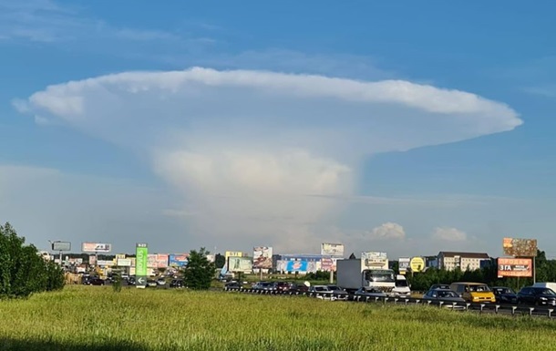 В небе над Киевом наблюдали облако в форме гриба. ФОТО