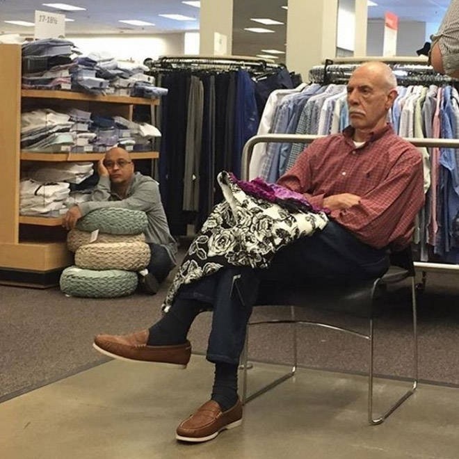 Мужья, ожидающие жен в магазинах