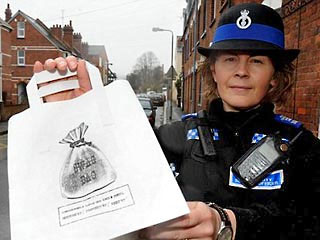 В Британии полицейские делают вид, что грабят жилища нерадивых хозяев