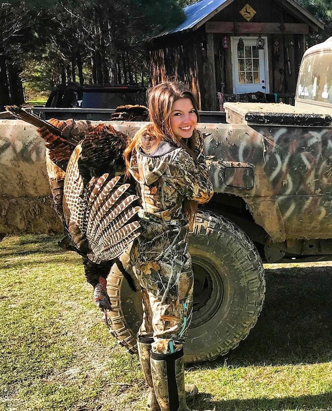Красивые девушки на охоте: в Instagram появился аккаунт, который многие осудят. ФОТО