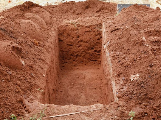 В России решили провести конкурс на скоростное копание могил. ФОТО