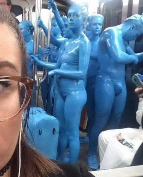 В метро встречаются довольно странные люди. ФОТО