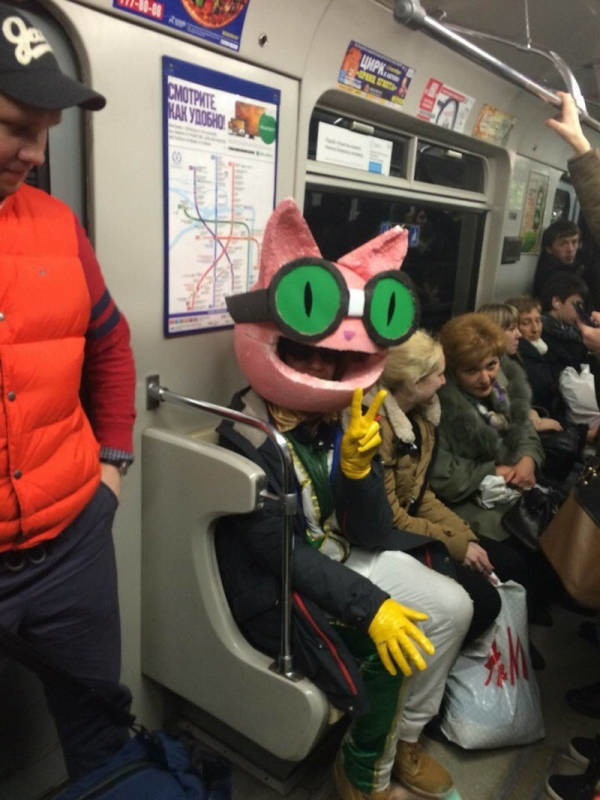 В метро встречаются довольно странные люди. ФОТО