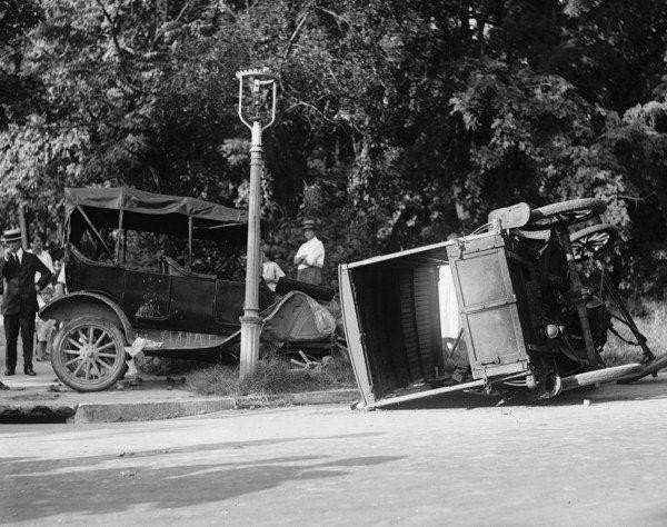 Фотографии аварий в годы, когда автомобилей было довольно мало