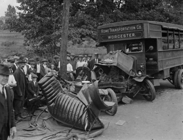 Фотографии аварий в годы, когда автомобилей было довольно мало