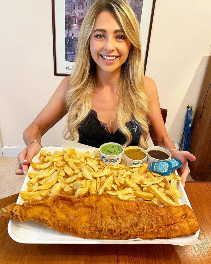 Девушка из Великобритании поглощает гигантские порции еды и не толстеет