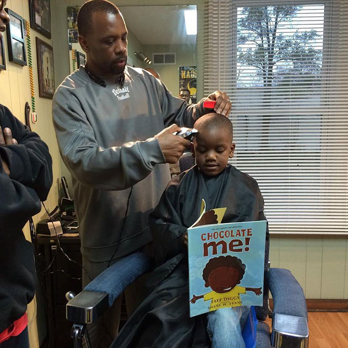 В этой парикмахерской детей стригут бесплатно, если во время стрижки они читают книги вслух