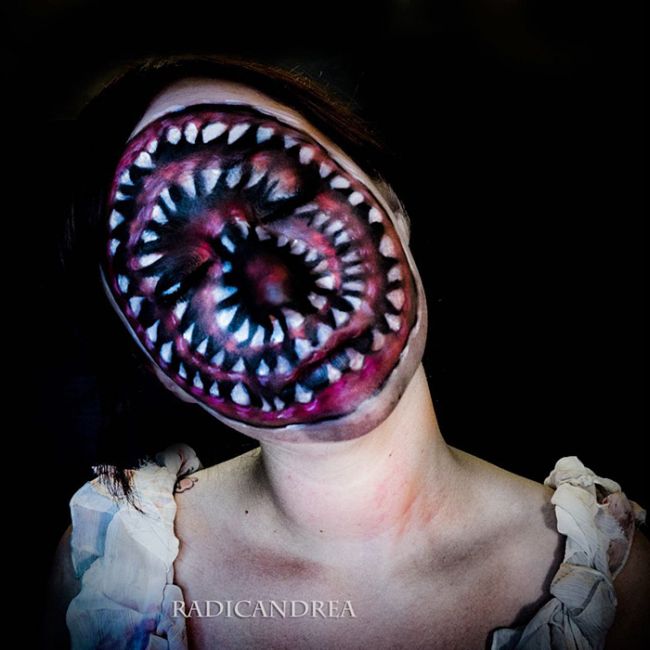 Девушка-визажист превращает себя в жутких монстров из кошмаров