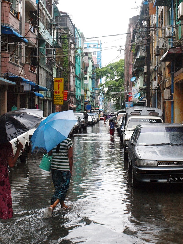 Почти 90 тыс. жителей Японии эвакуируют из-за мощных дождей 