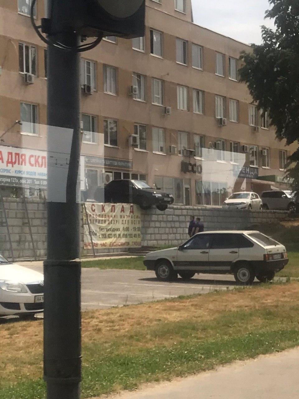 Появилось фото очень странной парковки водителя в Харькове. ФОТО