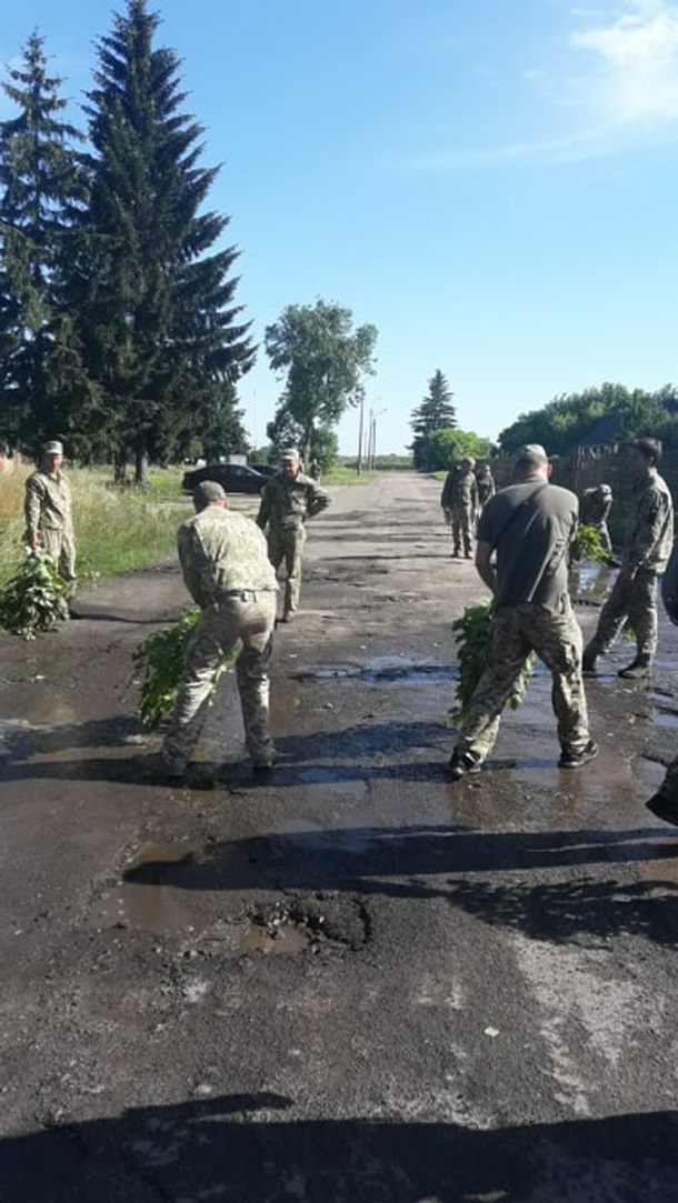 К визиту Зеленского солдаты черпали воду из луж. ВИДЕО