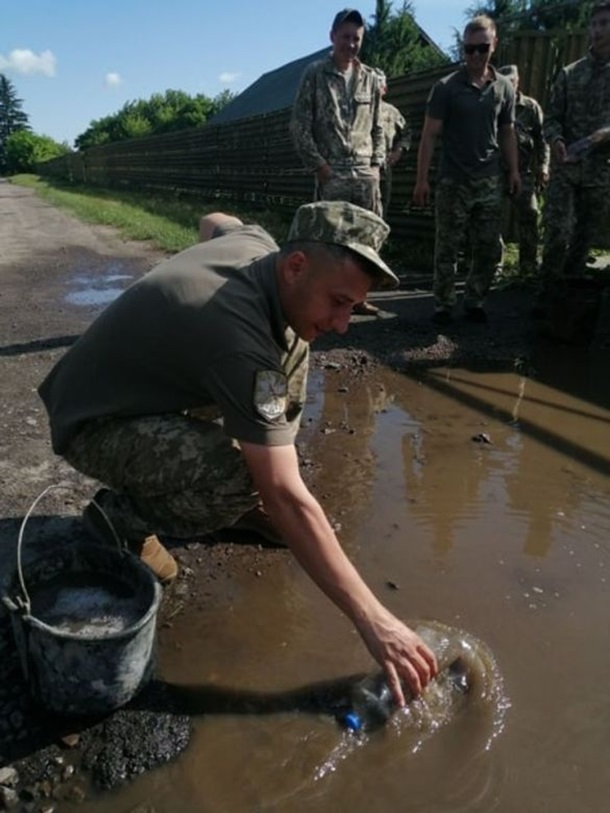 К визиту Зеленского солдаты черпали воду из луж. ВИДЕО