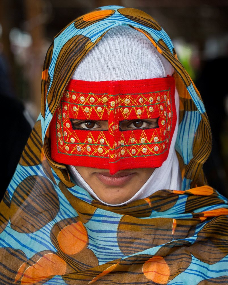 Необычные разноцветные маски иранских женщин