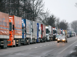 На границе с Польшей образовалась 7-километровая очередь из грузовиков