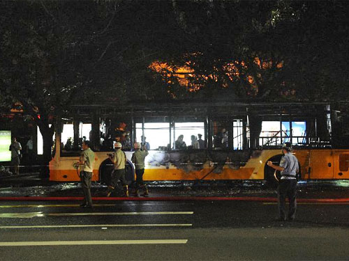 Переполненный пассажирами автобус взорвался прямо на остановке