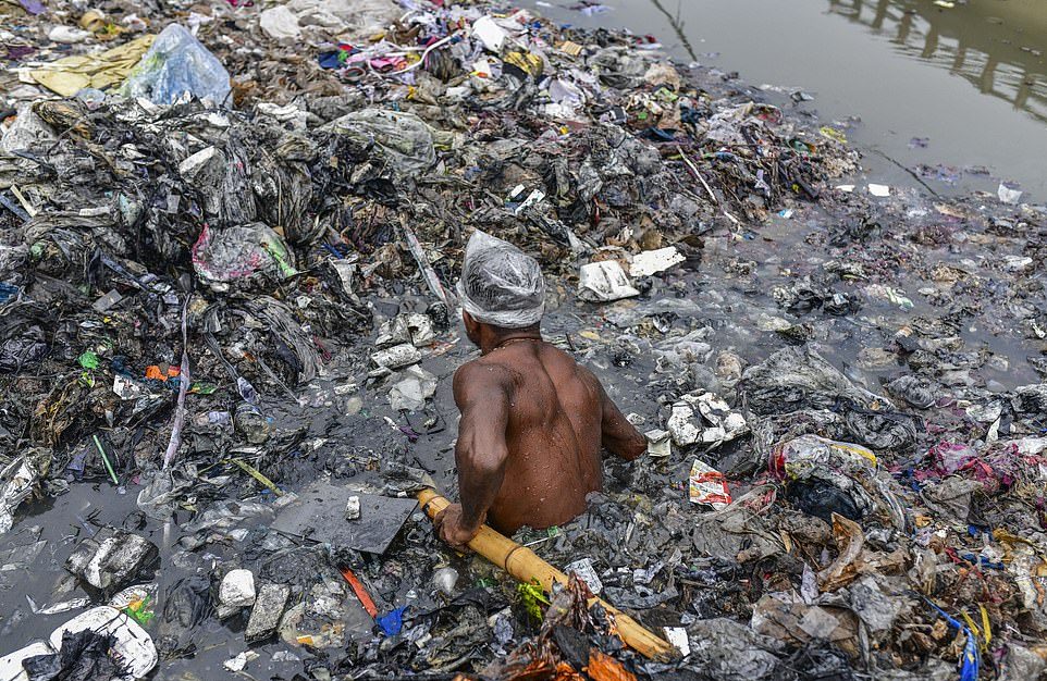 Грязная работа чистильщиков каналов в Бангладеш