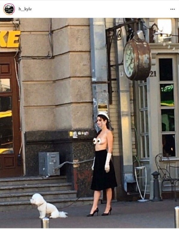 По Киеву, в одной юбке, гуляла дама с собачкой. ФОТО