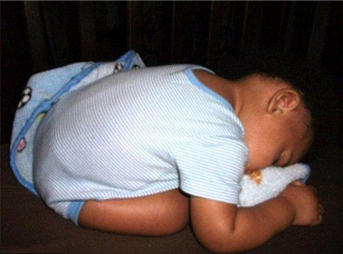 Дети, которые могут заснуть везде (ФОТО)