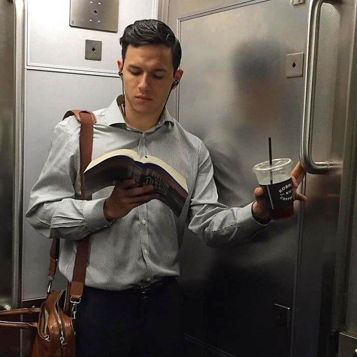 Аккаунт в Instagram, который посвящён читающим парням