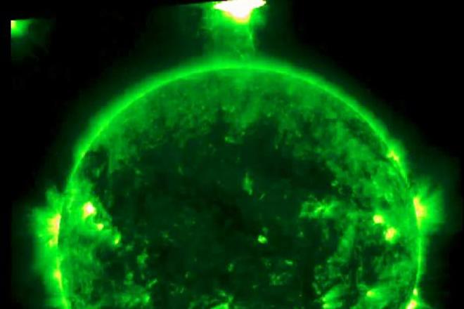 Спутник NASA заснял возле Солнца странный объект