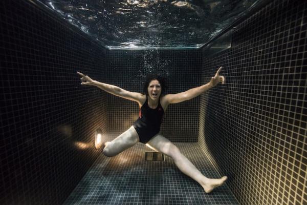 Подводные портреты людей, нырнувших в бассейн с ледяной водой (ФОТО)