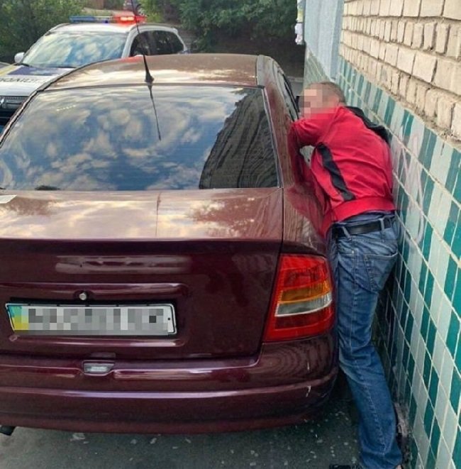 Грабитель застрял, пытаясь обчистить авто. ФОТО