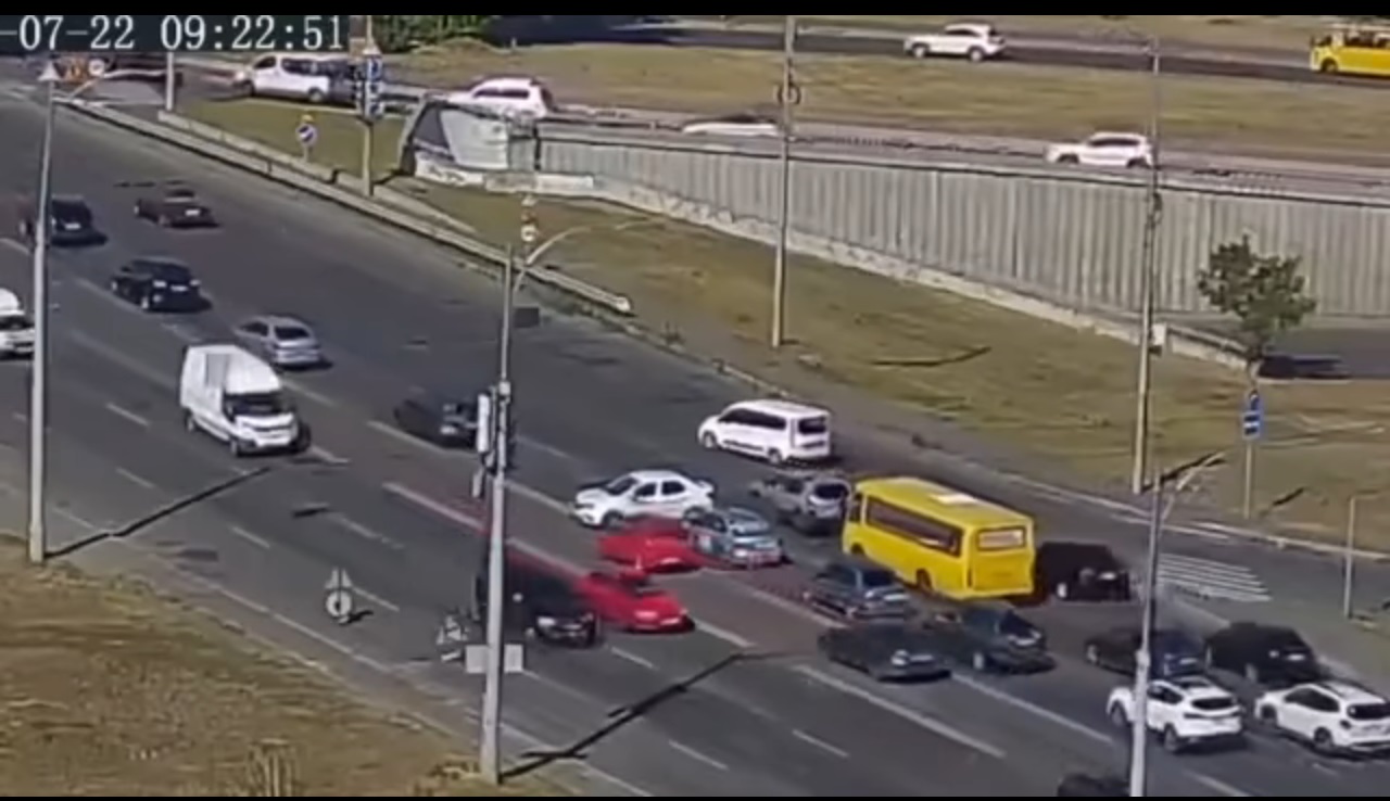 В Киеве дерзкий таксист перекрыл магистраль, разворачиваясь через три полосы