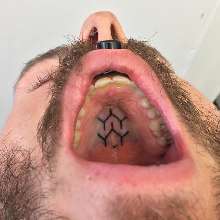 Бельгийский тату-художник делает скрытые татуировки на дёснах и нёбе
