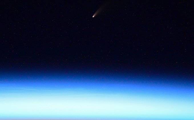 На фоне Земли. Астронавты показали ярчайшую комету Neowise с борта МКС – фото