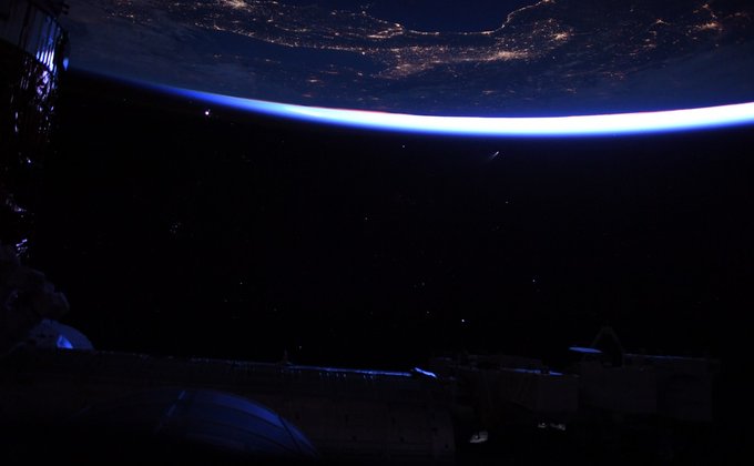 На фоне Земли. Астронавты показали ярчайшую комету Neowise с борта МКС – фото