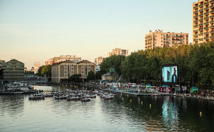 В Париже открыли кинотеатр на воде. Фоторепортаж