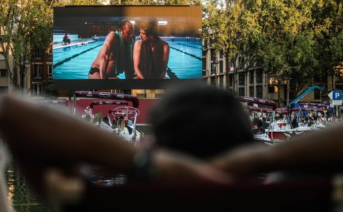 В Париже открыли первый кинотеатр на воде: фоторепортаж