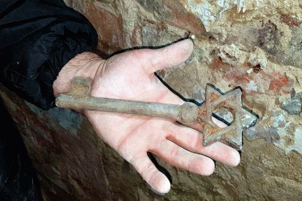 Найден тайник с ключом от древнего района Иерусалимка. Видео