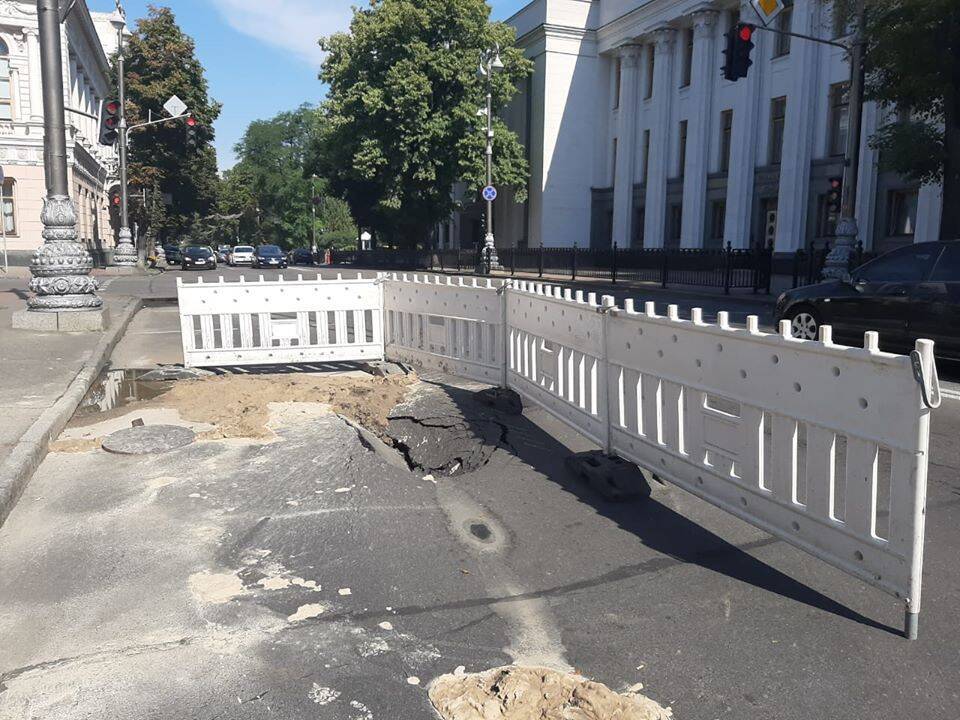 В Киеве возле Рады провалилась дорога