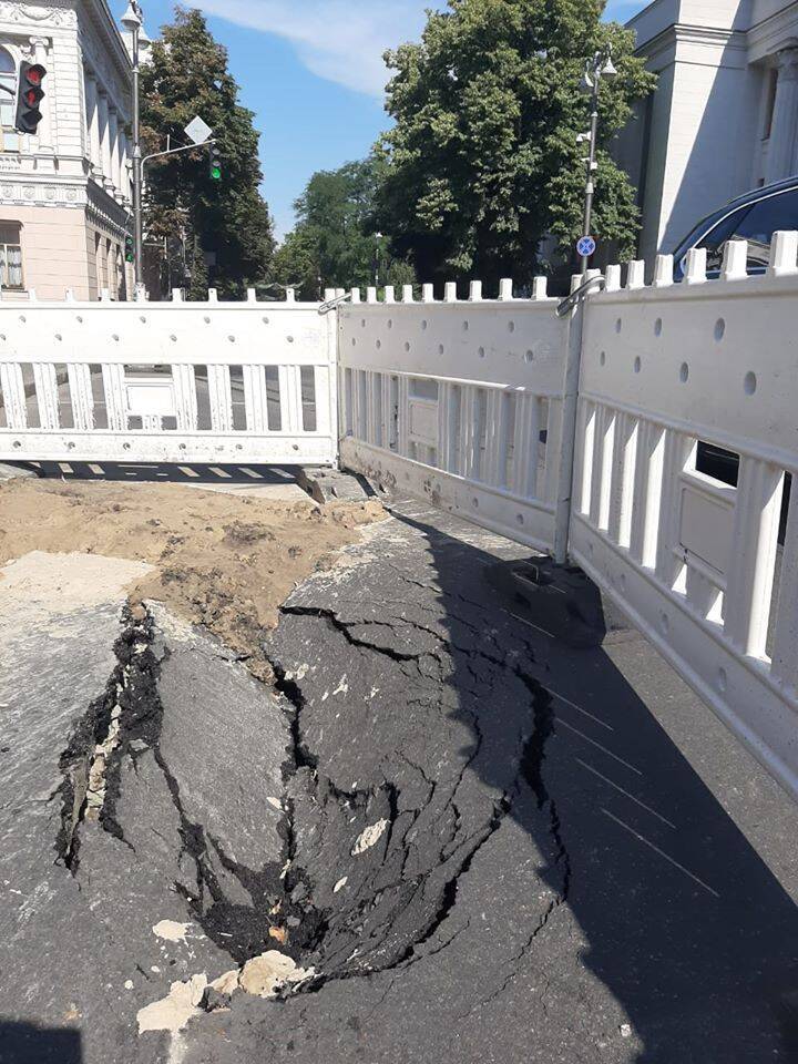 В Киеве возле Рады провалилась дорога