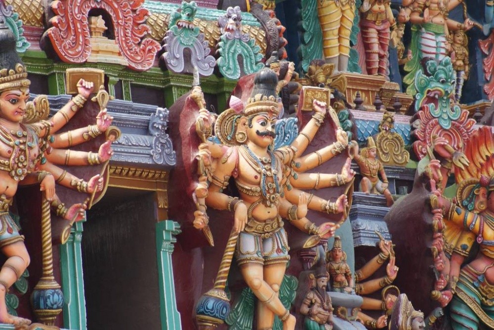 Стены этого индийского храма состоят из тысяч скульптур. Фото