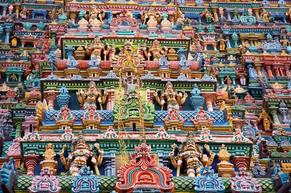 Стены этого индийского храма состоят из тысяч скульптур. Фото