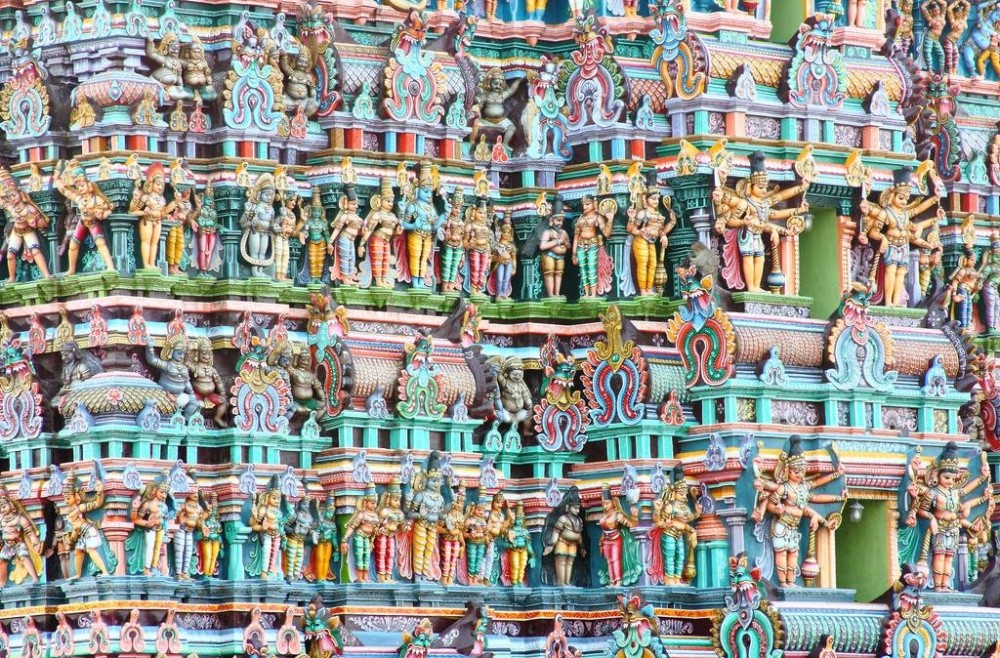 Фотографы показали удивительный храм, стены которого созданы из скульптур