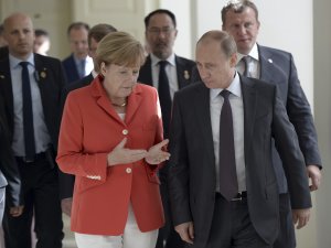 Западные СМИ рассказали о секретном плане Меркель и Путина для Украины