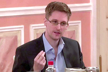 Сноуден попросил политического убежища в России