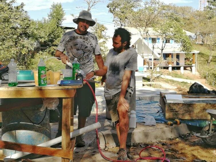 Женщина построила посреди джунглей дом из бетона и средства для мытья посуды. ФОТО